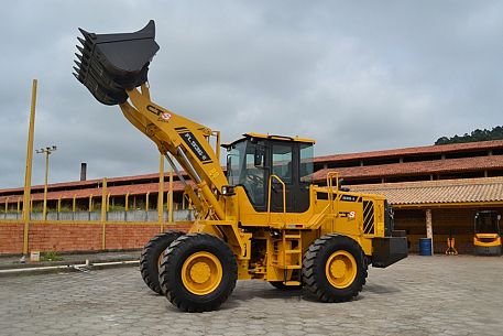 Pá Carregadeira - 3000Kg